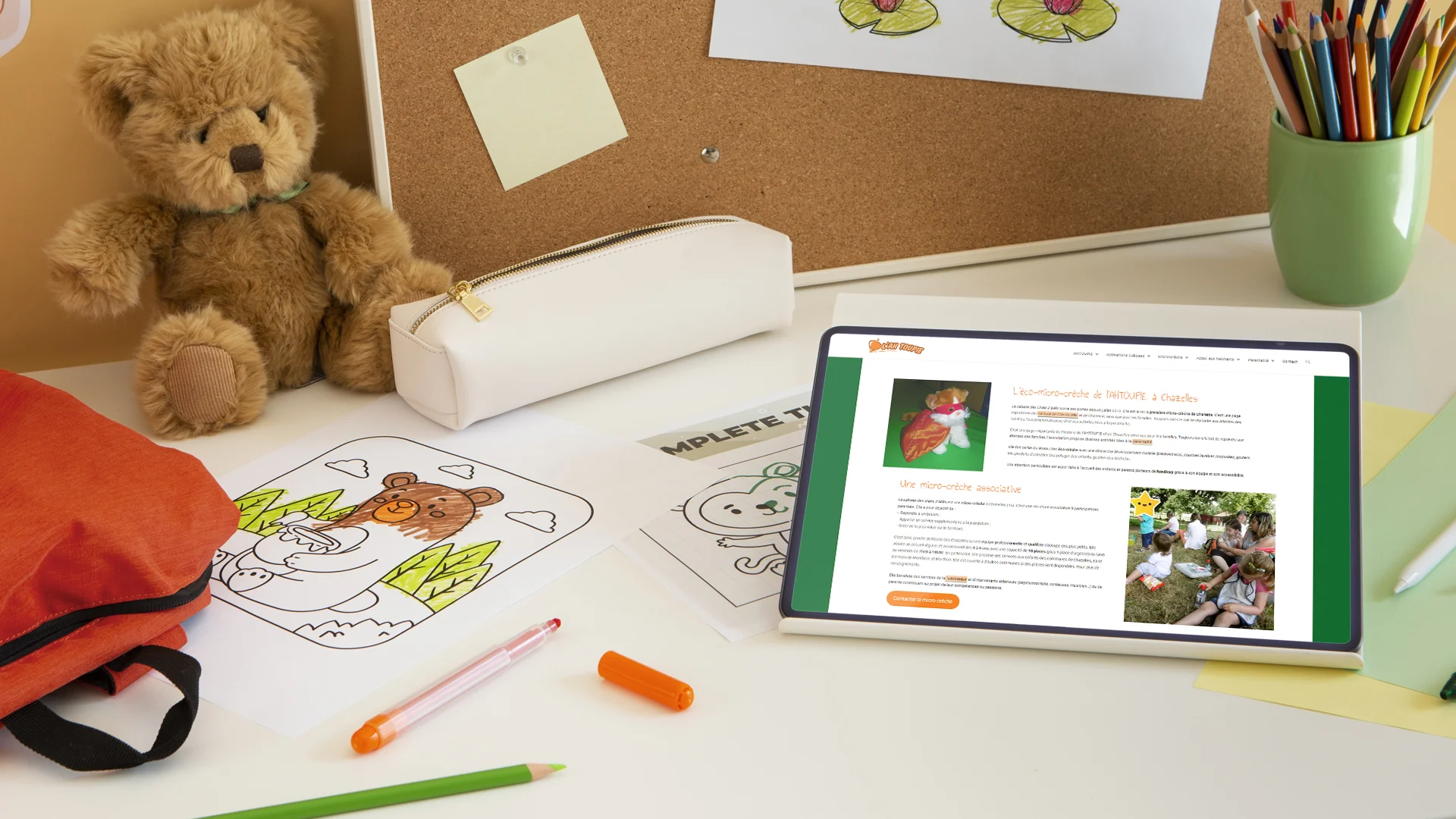 Photographie du bureau d'un enfant et de sa famille avec le site internet de l'AHTOUPIE sur l'écran de la tablette, design et développé par charlène verrier à bordeaux