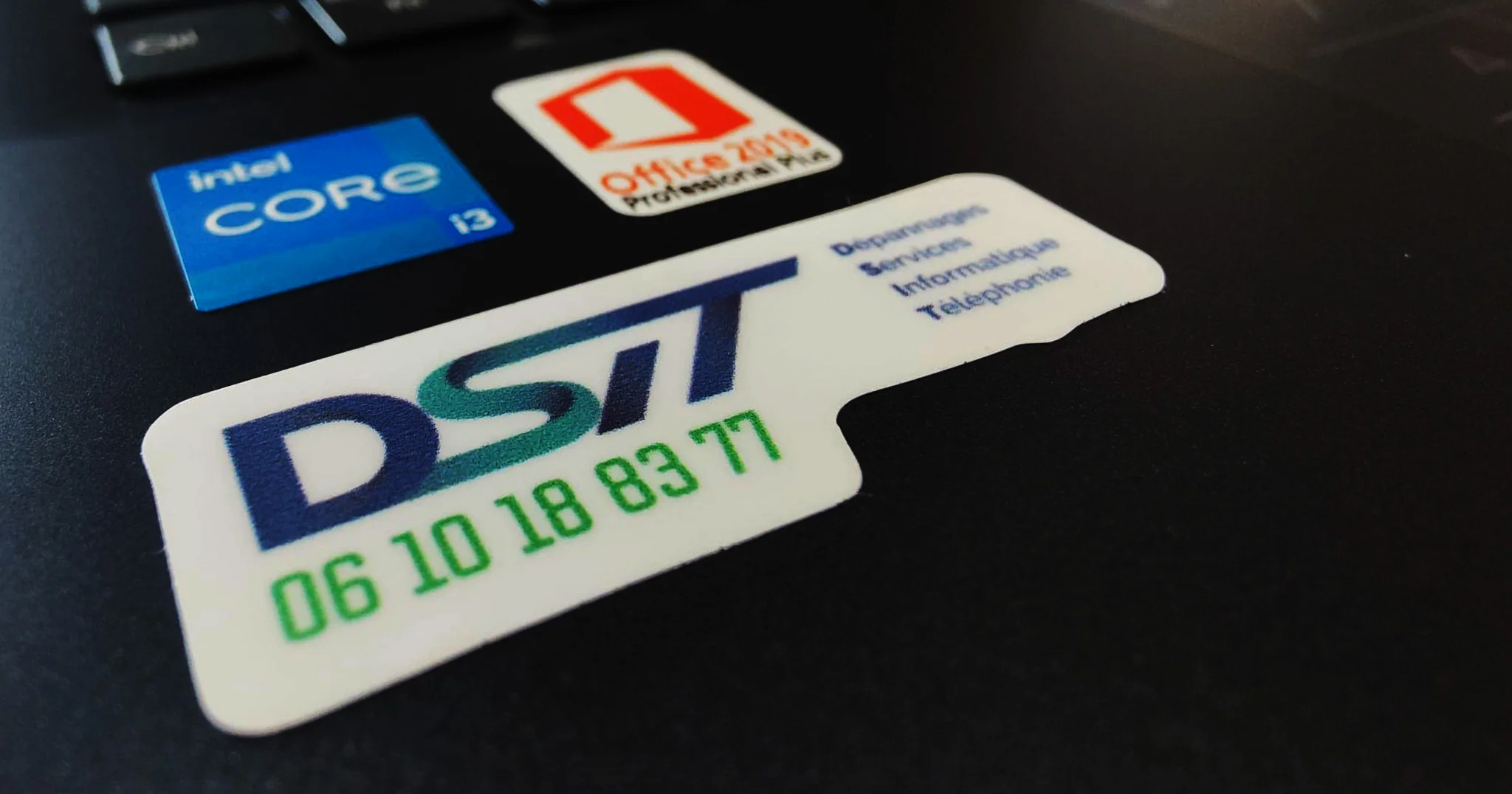 Etiquette du logo DSIT sur une ordinateur dépanné créé par charlène verrier chagraphics à bordeaux 